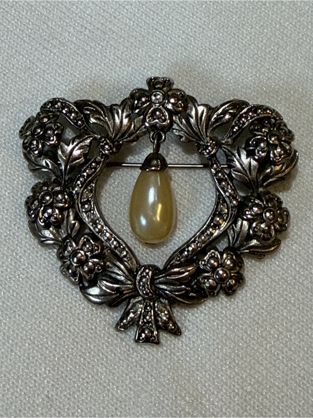 Vintage-Style Silver Heart Brooch with Pearl Teardrop